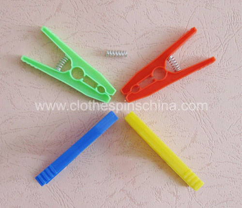 8.2cm Plastic Spring Clothespins