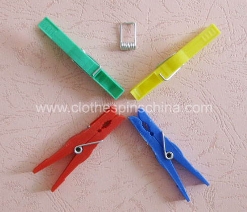 7.8cm Plastic Pegs